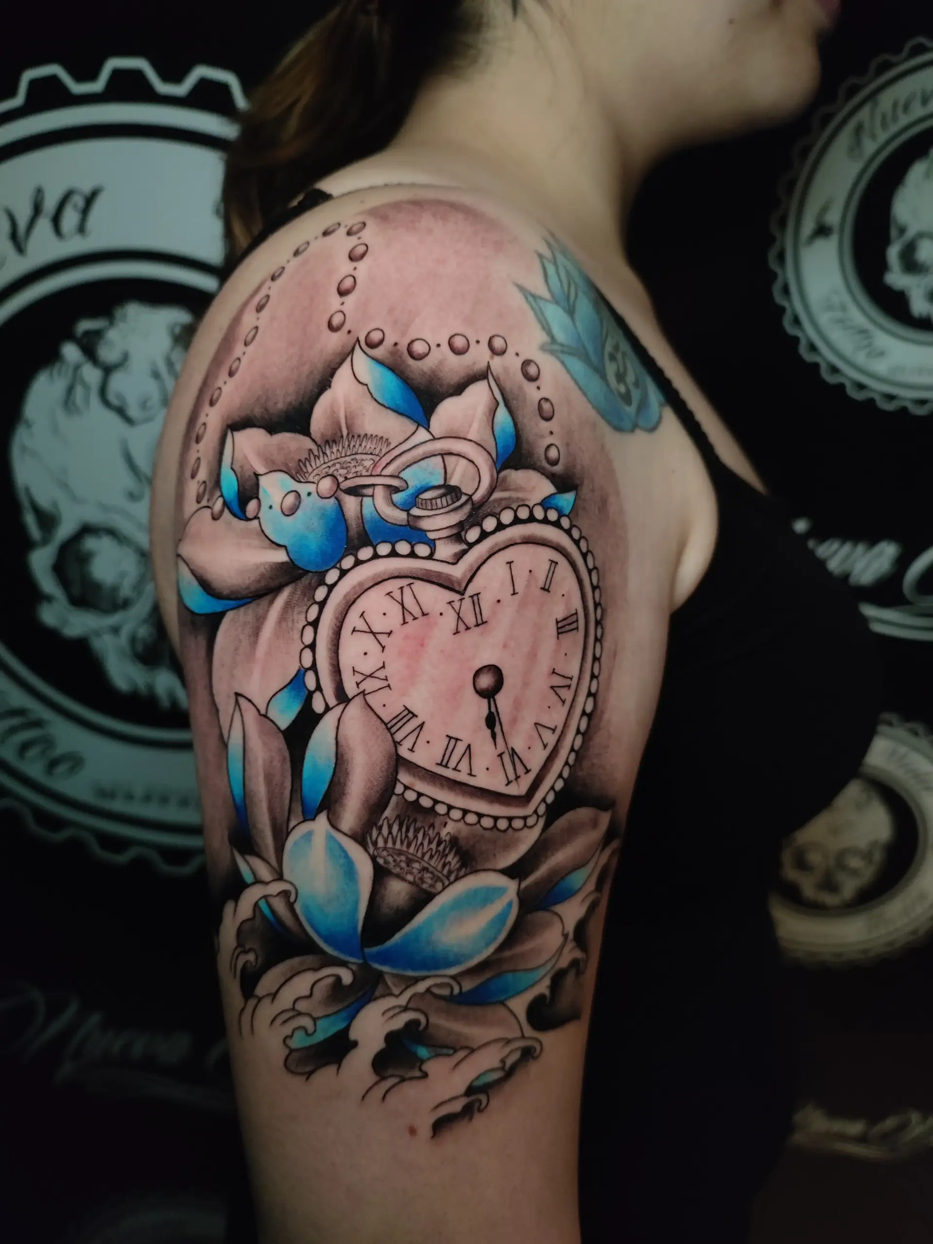 Reloj junto a pétalos azules