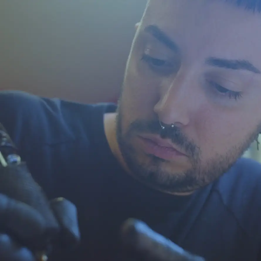 Cristian haciendo tatuaje