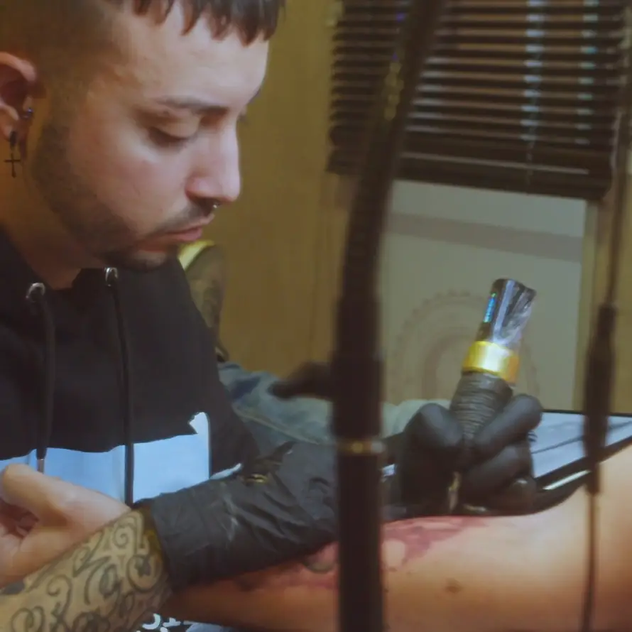 Cristian realizando tatuaje en antebrazo